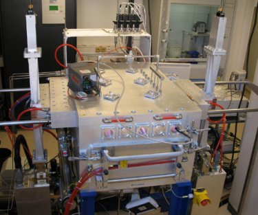 Plasma-enhanced (PE) linear antenna (LA) microwave (MW) chemical vapour deposition (CVD) apparatus