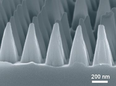 Anti-reflective nanoscale patterning