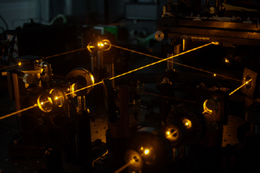 Two light beams target a single molecule
