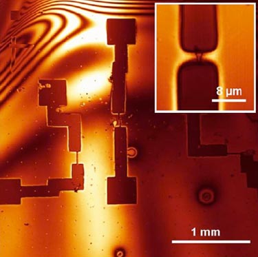 Suppressed fluorescence reveals the location of graphene flakes