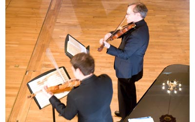 Foster and Liebeck perform Mozart. (Courtesy: Jesse Karjalainen)