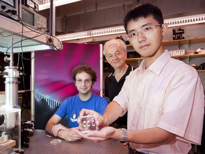 A quantum cascade laser than can direct terahertz radiation