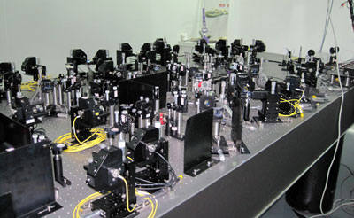 Photo of optical equipment used to create an eight-photon Schr&ouml;dinger's cat state