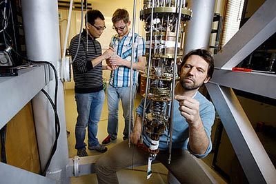 Photograph of Leo Kouwenhoven and colleagues in their lab